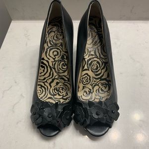 Kenneth Cole Reaction Over Chill Wedges in Black size 7
